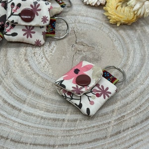 Sleutelhanger mini tas beige met roze bruine bloemen