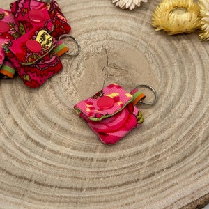 Sleutelhanger mini tasje roze met bloemenornamenten