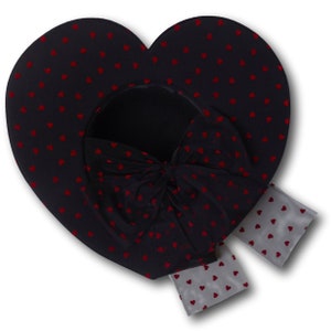 Op de afbeelding: Een zwarte hartvormige hoed met een rood hartpatroon en een bijpassende strik. De hoed heeft een brede rand en is gemaakt van een zachte, lichtgewicht stof.
