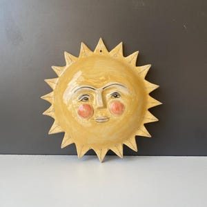 Colgante de pared de cerámica con forma de sol pintado a mano: Esmalte amarillo cálido