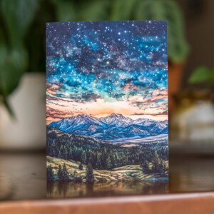 Céu estrelado sobre cadeias de montanhas, cartão de felicitações da natureza, noite celestial na floresta, conjunto artístico exclusivo feito à mão, presente Stargazer