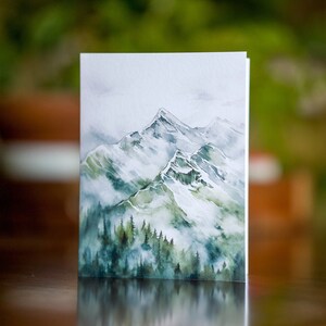 Tarjeta de felicitación con paisaje de bosque de montaña en acuarela, papelería de bosque de hoja perenne, tarjeta de notas para amantes de la naturaleza, pequeño obsequio para amigos amantes de las actividades al aire libre