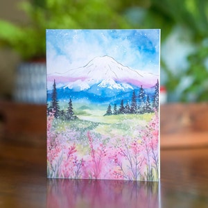 Cartão de felicitações mágico do Monte Rainier, arte estrelada de Washington PNW, paisagem de flores silvestres da natureza, cartão de nota em branco da floresta da montanha do parque nacional