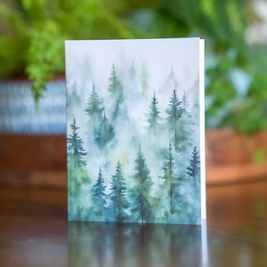 Biglietto d'auguri con acquerello Pine Forest, biglietto con scena di paesaggio forestale, biglietto con alberi nebbiosi, design ispirato alle montagne all'aria aperta, bosco rustico