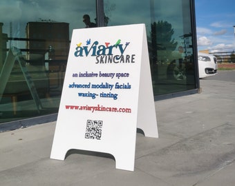 QR Code Sidewalk Schild - Personalisiertes Ladenschild