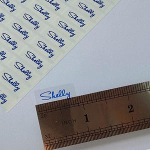 BLAUE TINTE Wasserdichte Namensaufkleber für Kinder & Tagesstätten Büroetiketten - Klare Kinderetiketten - Kleine benutzerdefinierte spülmaschinenfeste Etiketten - Hanprinting