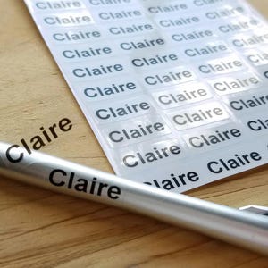 48 personalisierte klare wasserdichte Namensaufkleber für Kinder & Schule Einzelblatt von benutzerdefinierten Etiketten - spülmaschinenfest Tagespflegeetiketten Hanprinting