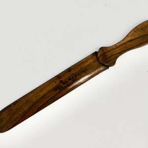Zauberhafter, antiker Buchumschlag aus Olivenholz