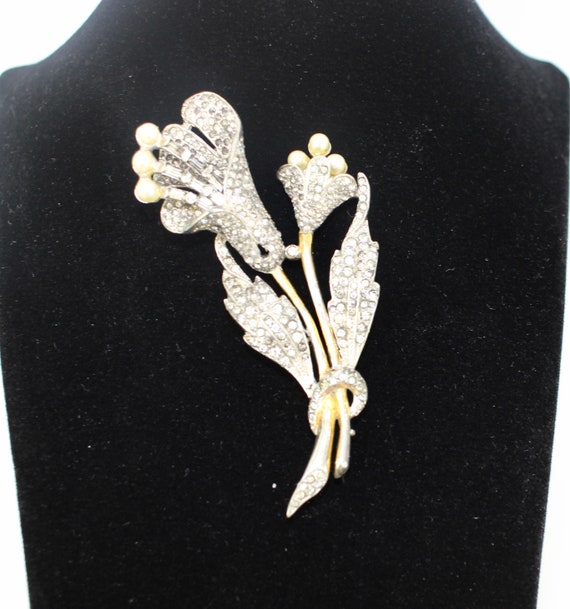 30's Tremble Brooch, Rhinestone & Pearl Lily