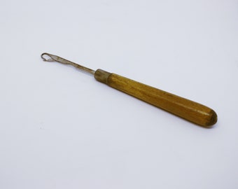 Vintage Latch Hook, Rug Making Hook, Antique Wooden Handle Sewing Hook, Vintage Sewing Tool, Antique Sewing Hook,