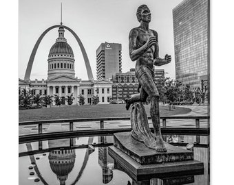 Saint Louis Arch, Kiener Plaza, Black snd White, St Louis Skyline, Kiener Plaza, Gateway Arch, Missouri Images, Architectural, Runner Statue