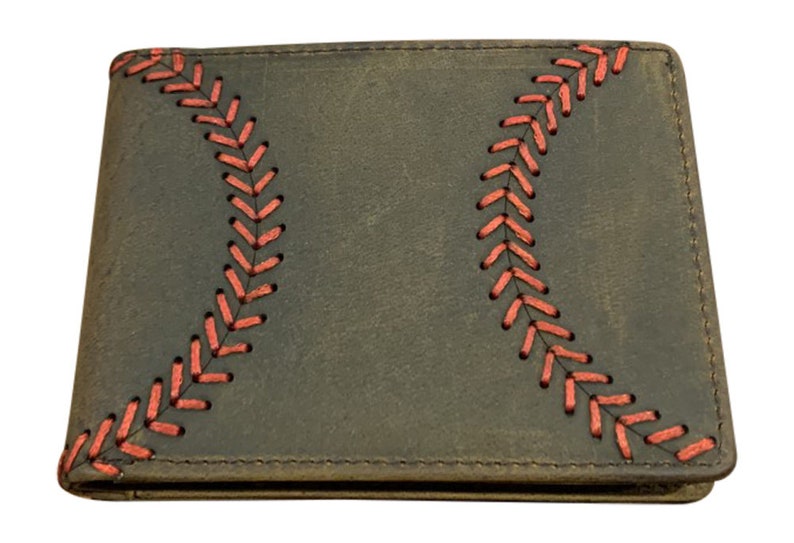 Pu&ograve; includere: Un portafoglio in pelle marrone con cuciture rosse a forma di palla da baseball.