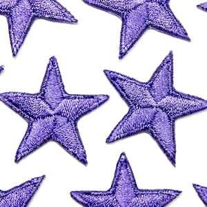 Naszywki do prasowania z haftowanymi fioletowymi gwiazdami (2,5 cm)