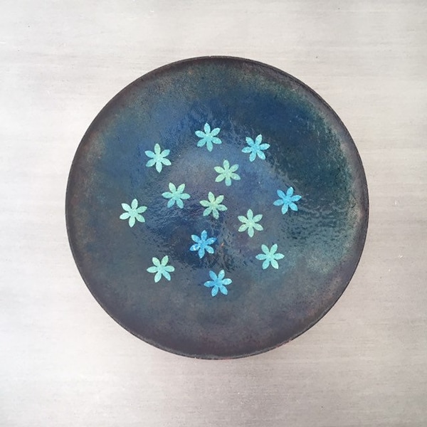 Mid Century Enamel Round Low Dish // Daisy Flower Design // Key Catchall Plate // Blue and White Enamelware