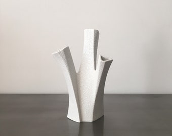 Vintage Sgrafo Modern 2018 Vase // Peter Müller // Korallenform Coral // Biomorphic Design // West German White Porcelain