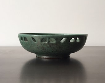 Mid Century Ernest and Alma Lorenzen Studio Pottery Bowl // Green Volcanic Glaze // Canadian Artist Lantz Nova Scotia