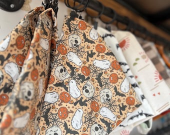 Halloween Hund Scrunchy Bandana: Spök- och skeletthalsduk, höstaccessoarer
