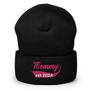 Mommy EST 2024 - elk jaar te gebruiken - moeder Moederdagcadeau Nieuw babyaankondiging Geborduurde muts Gevouwen beanie met manchet Winter Toque Sneeuw Skiën