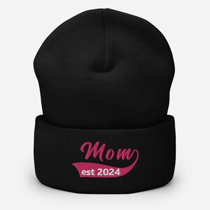 Mom EST 2024 - Elk jaar te gebruiken - Nieuw mama Moederdagcadeau Nieuwe babyaankondiging Geborduurde muts Gevouwen beanie met manchet Winter Toque Sneeuwskiën