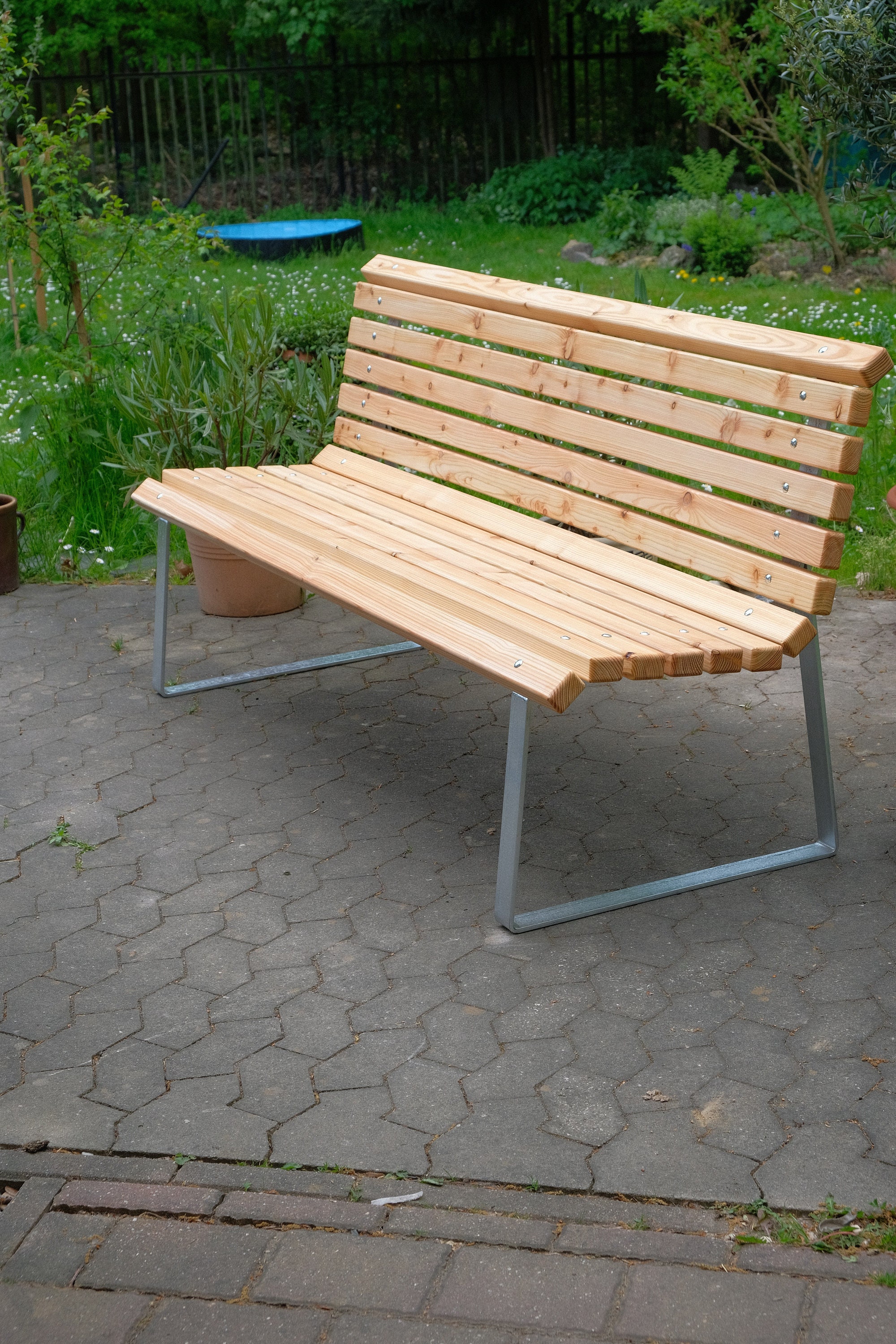 Gartenbank Gestell ergonomisch geformt vom Schlosserbetrieb auch Korrosionsgeschützt