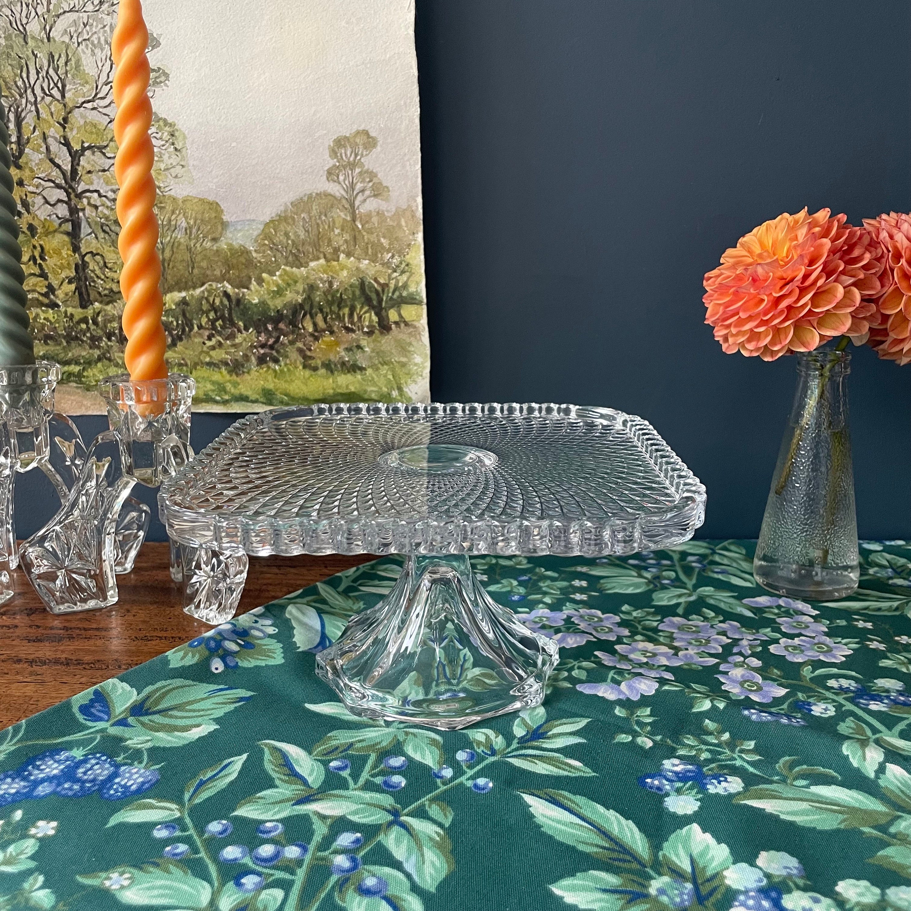 Square glass cake clearance stand