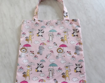 Versandbereite Kinder Henkeltasche, Mädchen, Kinderbeutel, Kindergartentasche - Tiere mit Regenschirm auf rosa Baumwollstoff