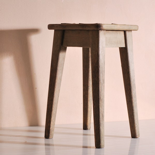 tabouret vieilli à quatre pieds