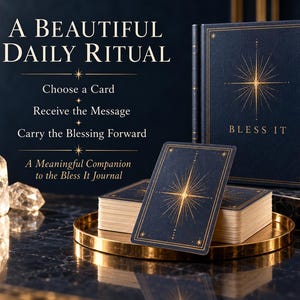 K&ouml;nnte beinhalten: Ein dunkelblaues Journal mit dem Titel BLESS IT und ein passendes Kartendeck mit goldenen Sternenmotiven. Der Text lautet A BEAUTIFUL DAILY RITUAL, Choose a Card, Receive the Message, Carry the Blessing Forward, A Meaningful Companion to the Bless It Journal.