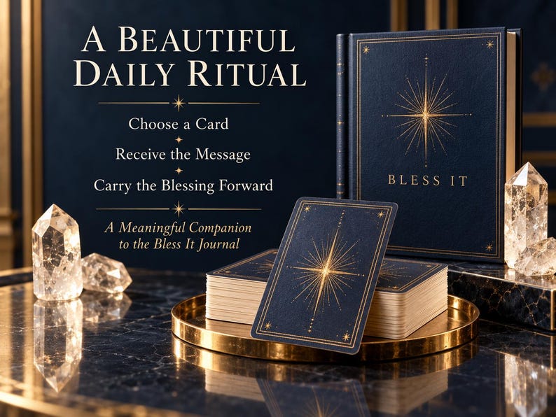 K&ouml;nnte beinhalten: Ein dunkelblaues Journal mit dem Titel BLESS IT und ein passendes Kartendeck mit goldenen Sternenmotiven. Der Text lautet A BEAUTIFUL DAILY RITUAL, Choose a Card, Receive the Message, Carry the Blessing Forward, A Meaningful Companion to the Bless It Journal.
