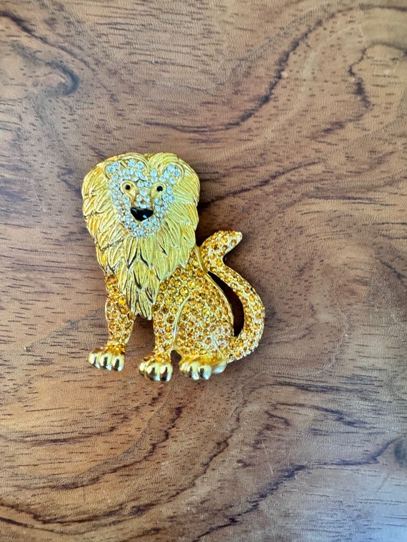 Vintage Regal Lion Pin/Brooch Citrine color crysta