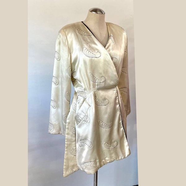 Vintage 1940s Paulette cream satin deco quilted and embroidered short robe / bed jacket / smoking jacket / medium / Hollywood glam