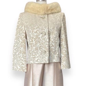 Vintage jaren 60 Lilli Ann brokaat wandtapijt met bont getrimd jasje en jurk / nertsversiering dupioni zijde / maat medium / alternatieve bruiloft