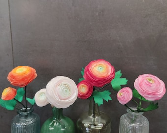 Fleur en papier renoncule et son bouton rose  peinte à la main vendue à la tige sans vase pour décoration d'intérieur