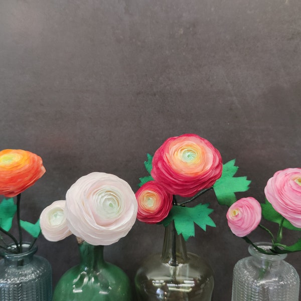 Fleur en papier renoncule et son bouton rose  peinte à la main vendue à la tige sans vase pour décoration d'intérieur