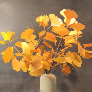 Ramo di gingko di carta venduto a stelo con scelta di colori per decorazioni d'interni sostenibili e regali fatti a mano