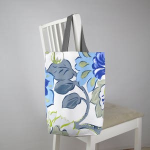 青と緑の花柄トートバッグ：キャリーバッグ、ショッピングバッグ、ライブラリーバッグ。大きな花、葉、茎。白、グレー。女性、女の子へのギフト。