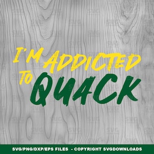 Può includere: Uno sfondo in legno con il testo "I'm addicted to QUACK" scritto in giallo e verde.
