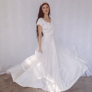 1950s Tulle Wedding Gown with Short Sleeve and Full Skirt and Floral Appliques size X-Small