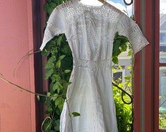 1910s Edwardian Lawn Dress with Eyelet and Lace size XXXS XXS