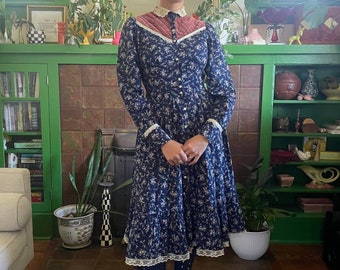 1970s Gunne Sax Navy Floral Calico Prairie Dress with Lace Collar size Small