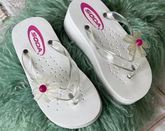 DEADSTOCK 2000s White With Pink Daisies Soda Platform KIDS Flip Flops  Multiple Sizes - Etsy