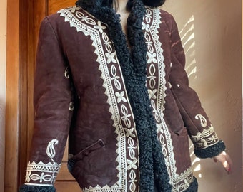 Abrigo de cuero marrón de la década de 1970 con piel de cordero rizada y tamaño de bordado bronceado pequeño mediano