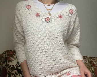 Sweter z dekoltem w serek w stylu lat 80. z szydełkowanego białego materiału z różowymi rozetkami, rozmiar S