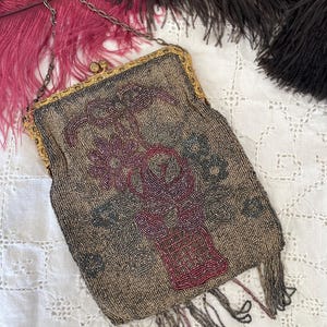 Bolsa floral antiga com contas de vidro em metal com design e franjas