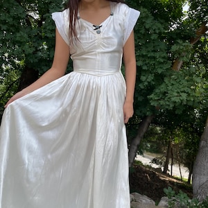 Witte satijnen jurk uit de jaren 40 met prinsesstaille, maat X-Small