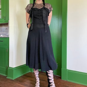 1940 年代の黒のドレス、虹色のスパンコールのヨーク、ギャザーバスト、フレアスカート、サイズ M