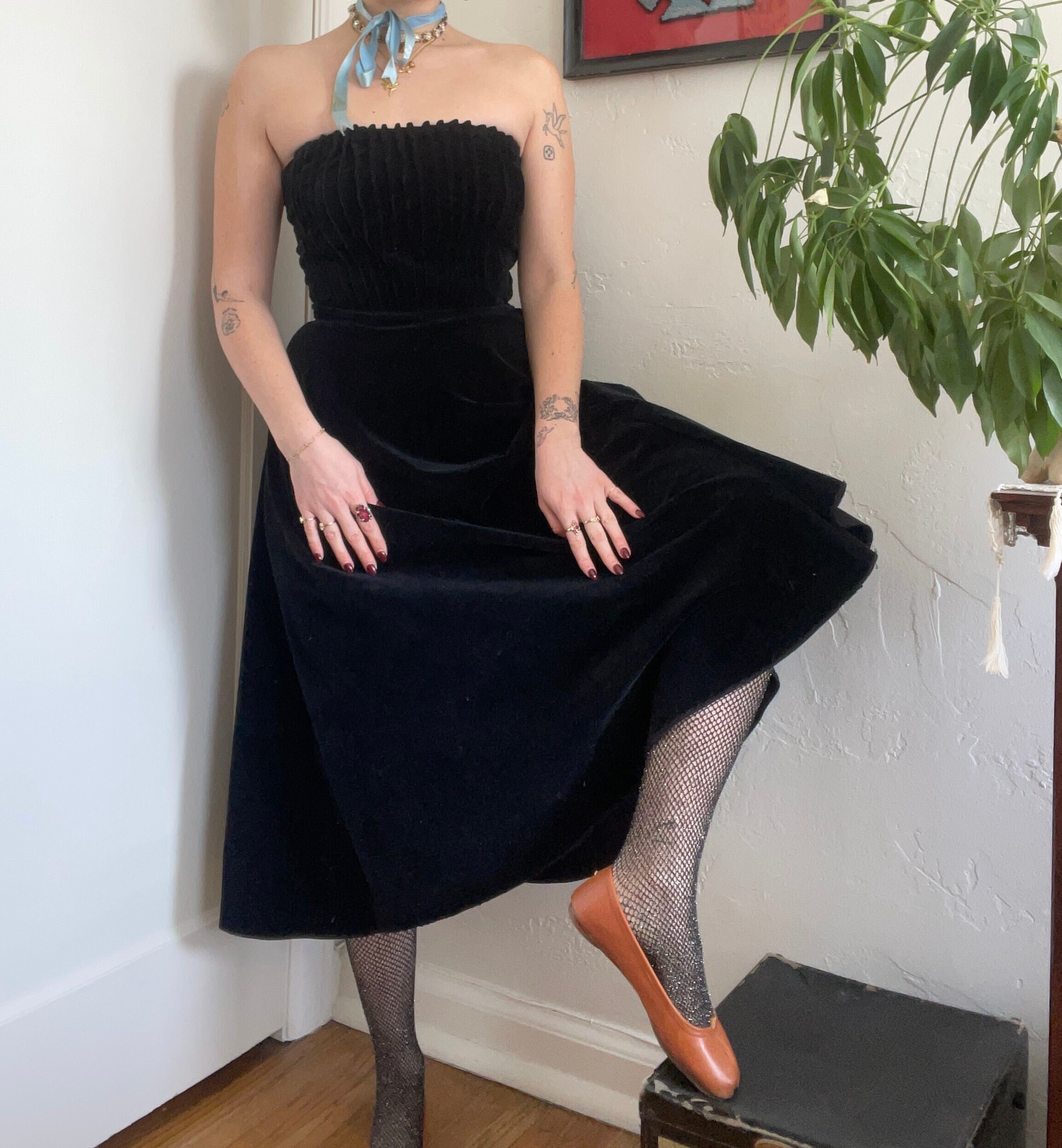 Abito senza spalline in velluto nero firmato Ceil Chapman degli