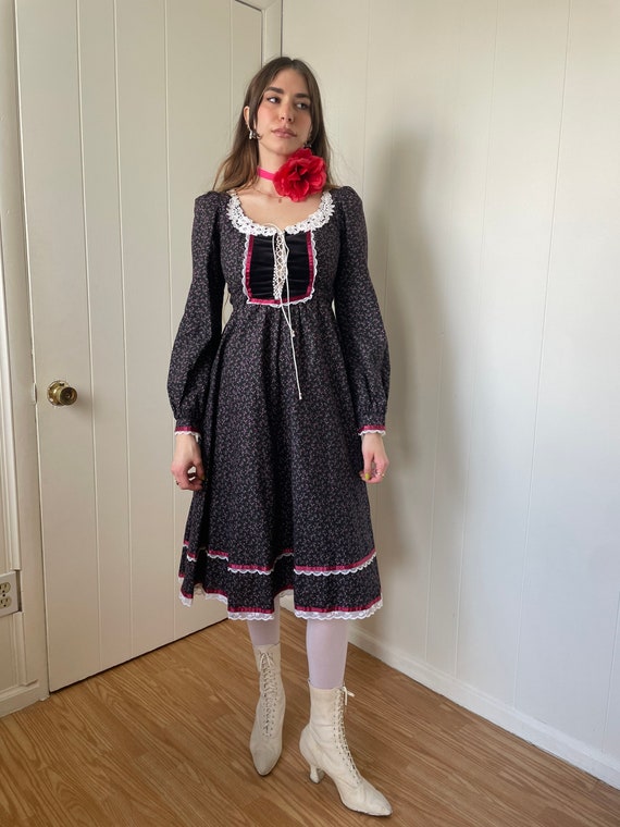 1970s Gunne Sax Black Calico Dress with Fuchsia Ribbo… - Gem