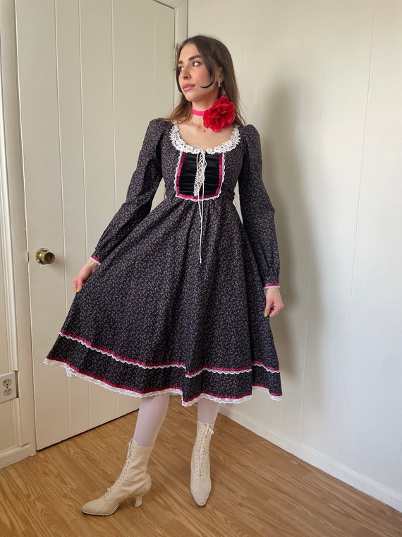 1970s Gunne Sax Black Calico Dress with Fuchsia Ribbo… - Gem