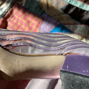 Pu&ograve; includere: Scarpe con tacco in rete viola con suola in gomma nera. Le scarpe hanno un'etichetta che recita "Made in Upper China" e "WM".